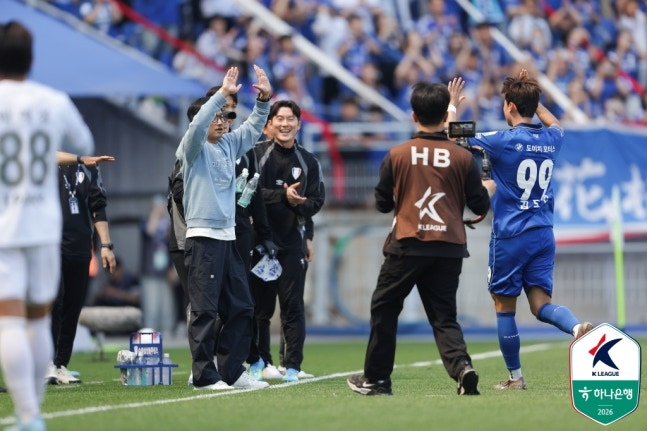 Lee Jung-hyo (center), Suwon Samsung coach, attempts a Heifa with Kim Do-yeon (right). /Photo=Korea Professional Football League