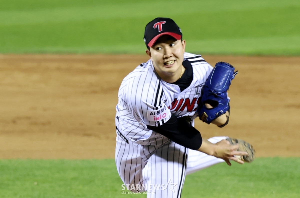 LG closer Yoo Young-chan appeared in the top of the 9th inning at the 2026 KBO League LG Twins vs. Hanwha Eagles game held at Jamsil Baseball Stadium on the 22nd, closing out the inning with three up, three down. Yoo Young-chan is reflexively catching a line drive from the final batter, Choi In-ho. April 22, 2026. /Photo=Senior reporter Kang Young-jo