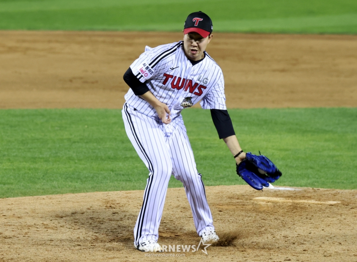 LG closer Yoo Young-chan appeared in the top of the 9th inning at the 2026 KBO League LG Twins vs. Hanwha Eagles game held at Jamsil Baseball Stadium on the 22nd, closing out the inning with three up, three down. Yoo Young-chan is reflexively catching a line drive from the final batter, Choi In-ho. April 22, 2026. Oops... the ball is inside the glove! Yoo Young-chan, who has recorded saves in all 11 consecutive games, /Photo=Senior reporter Kang Young-jo