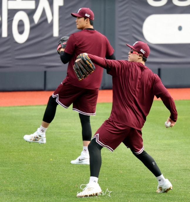 一緒にウォーミングアップをしているアン·ウジン（左）とペ·ドンヒョン。/写真=カン·ヨンジョ先任記者