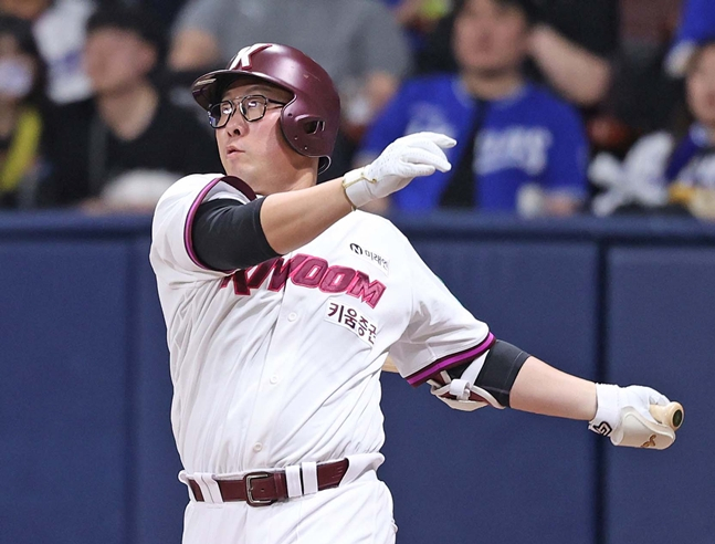 '원태인도 못 막았다!' 삼성 6연패 수렁→'안치홍 쐐기포' 키움, 2연속 위닝 시리즈 달성 [고척 현장리뷰]