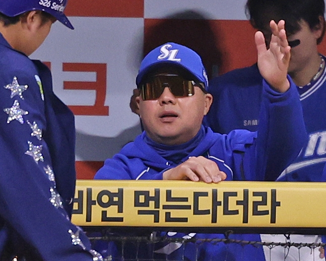 Тренер Пак Джин Ман 24-го числа дает высокую оценку хоумрану Ким До Хвана (слева). /Фото = Samsung Lions