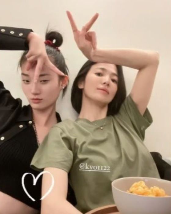 Shin Hyun-jee (left), Song Hye-kyo /Photo=Shin Hyun-jee's Instagram