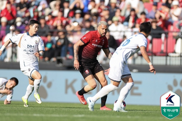 復帰戦を行った富川（プチョン）FCのバサニ（左）。 /写真=韓国プロサッカー連盟提供