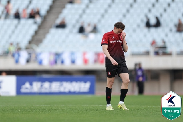 富川（プチョン）FCガレゴがレッドカードをもらって競技場を抜け出している。 /写真=韓国プロサッカー連盟提供