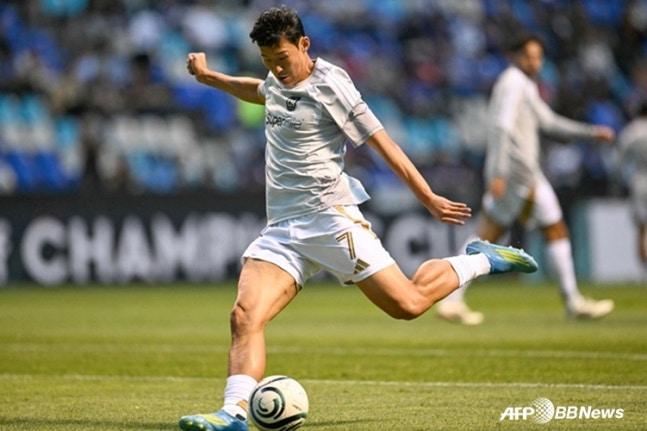 Son Heung-min practicing shooting before a match. /AFPBBNews=NEWS1