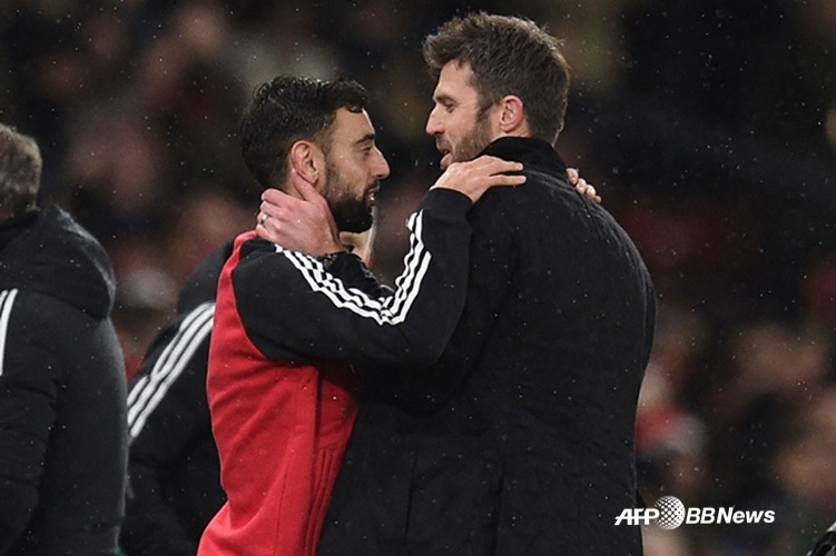 Bruno Fernandes (left) and Michael Carrick. /AFPBBNews=NEWS1