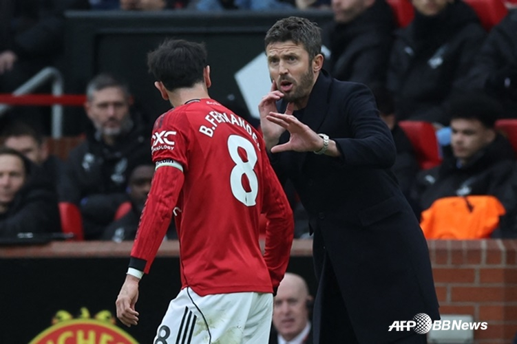 Bruno Fernandes (left) and Michael Carrick. /AFPBBNews=NEWS1