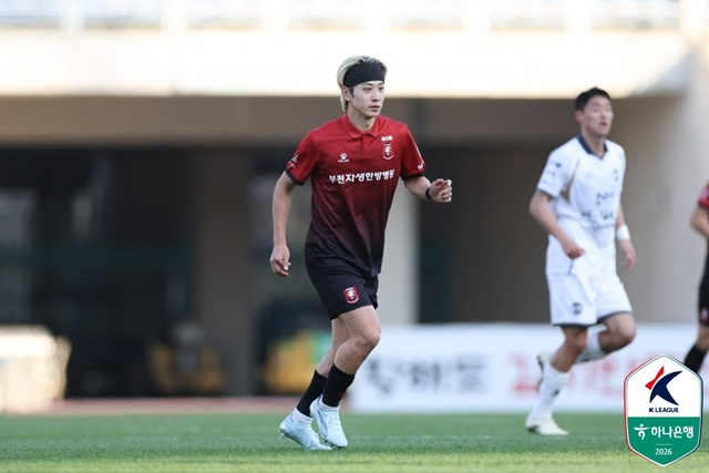 图为富川FC卡兹队正在集中进行金泉尚武队的比赛。 =图为，韩国职业足球联盟提供。