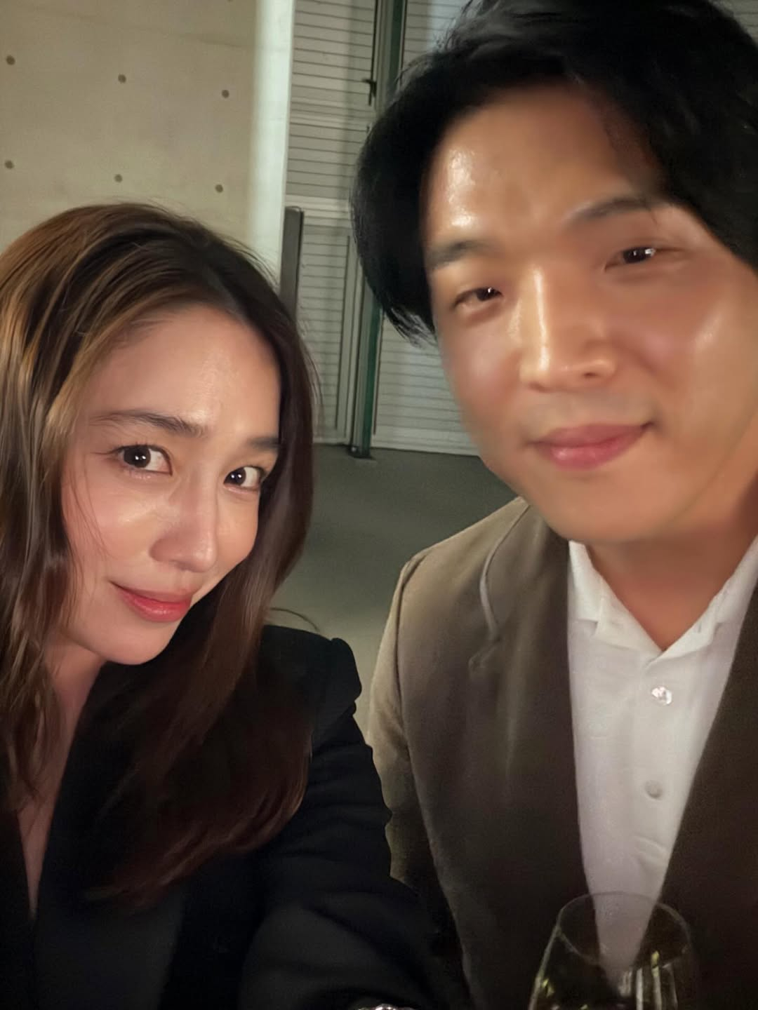 이민정, '와인 바꿔치기 논란' 안성재와 셀카 "정확한 동갑"