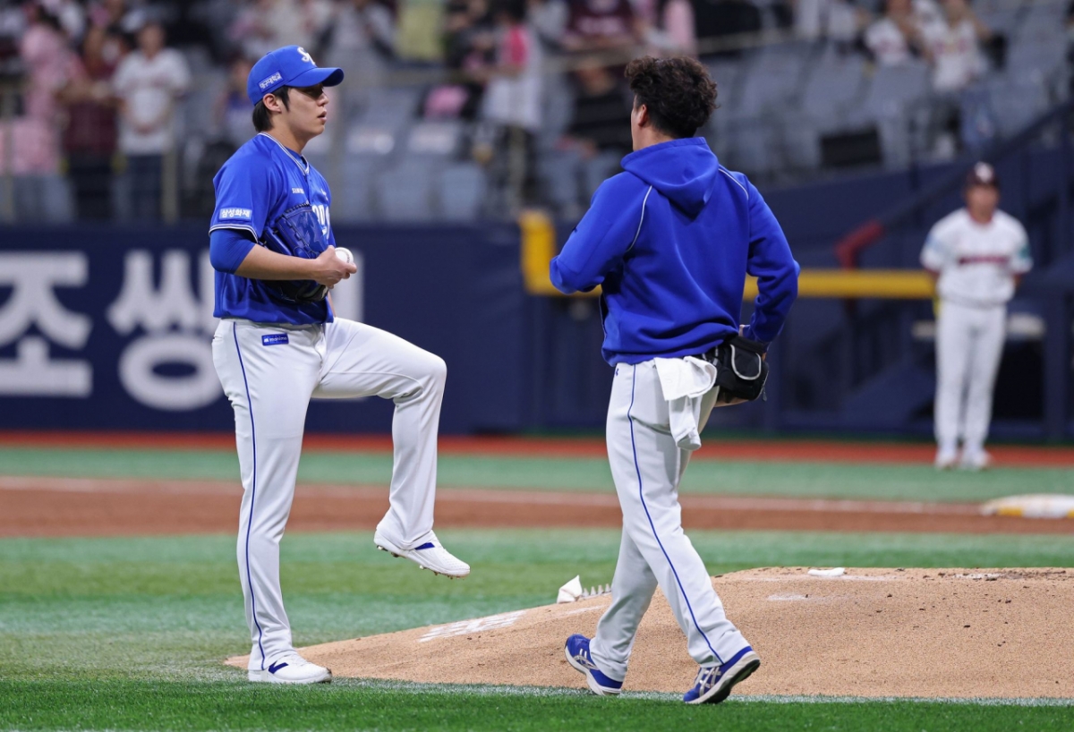 Вон Тэ Ин (слева) проверяет состояние тела перед тренером. /Фото = Samsung Lions