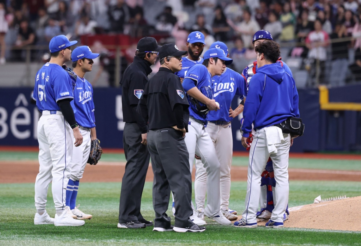 Игроки "Самсунг" в окружении Вон Тхэ Ина. /Фото = Samsung Lions