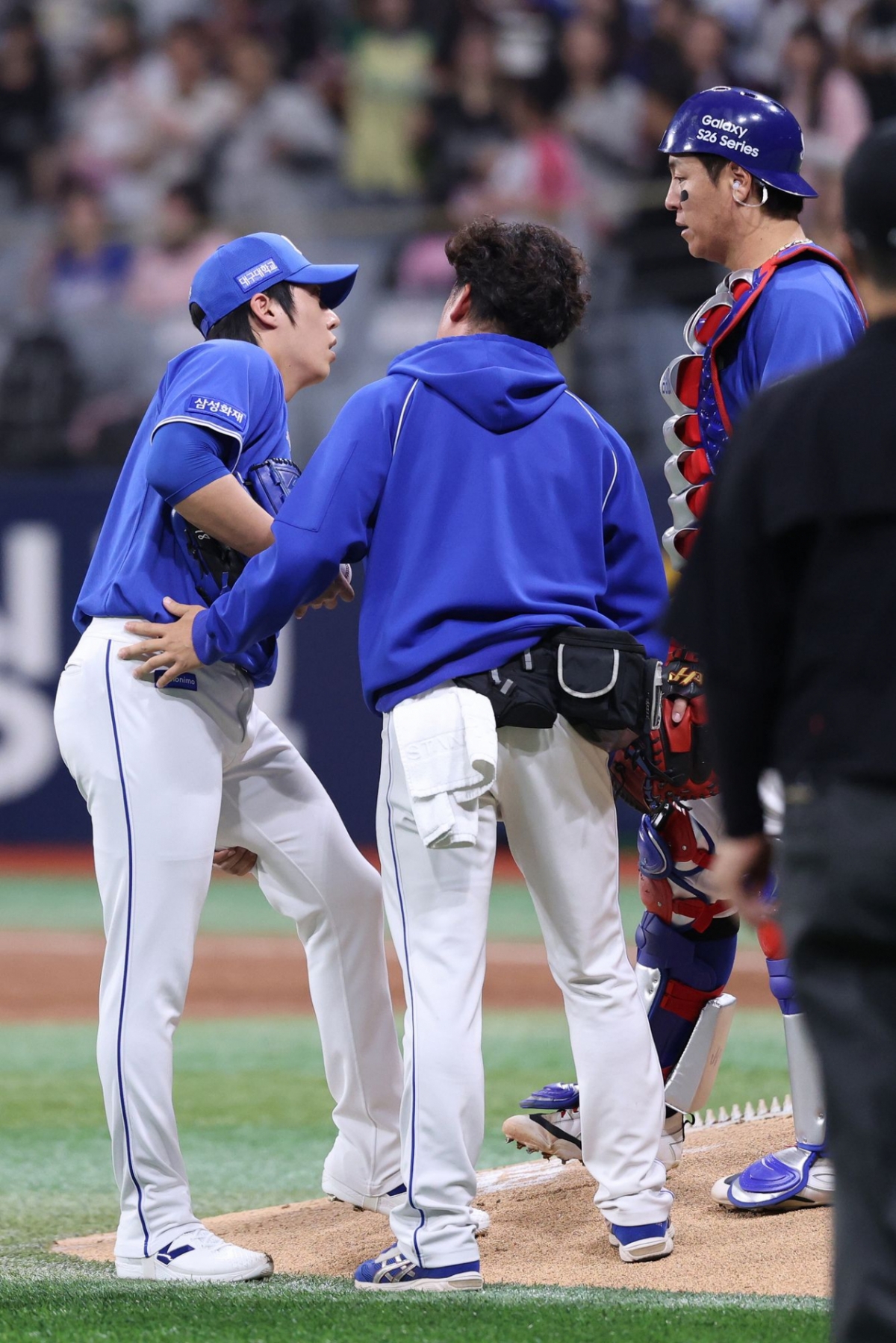 Вон Тэ Ин (слева) проверяет левую бедро. /Фото = Samsung Lions