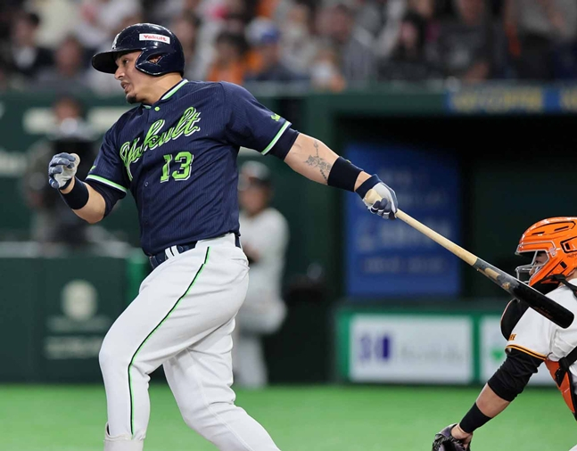Osuna swinging. /Photo=Yakult Swallows official SNS