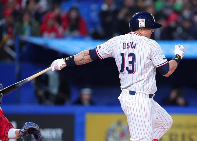 Osuna swinging. /Photo=Yakult Swallows official SNS