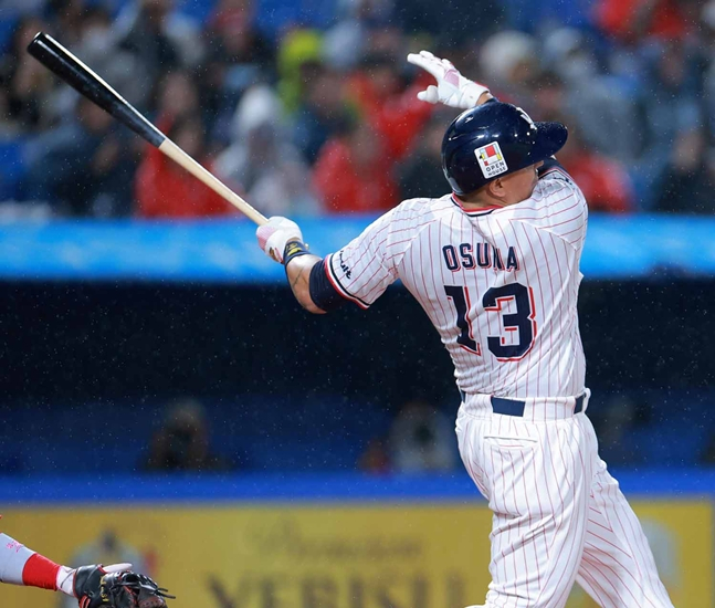 Osuna swinging. /Photo=Yakult Swallows official SNS
