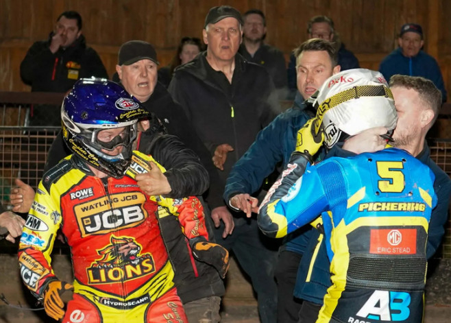 凯尔·霍华德（左）和乔什·皮克林。 =照片=《太阳报》结束。