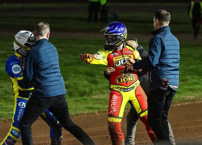 凯尔·豪斯与乔什·皮克林的争斗场面。 =照片=《太阳报》结束。