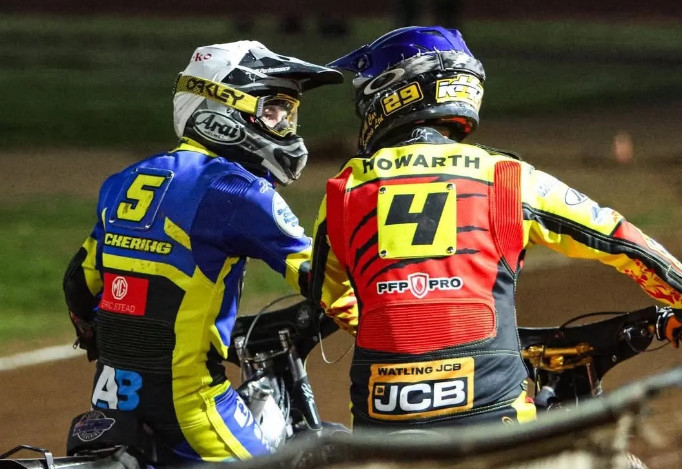 凯尔·霍华德（左）和乔什·皮克林。 =照片=《太阳报》结束。