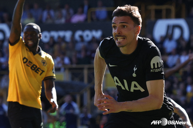 Joao Palhinha celebrating (right). /AFPBBNews=NEWS1