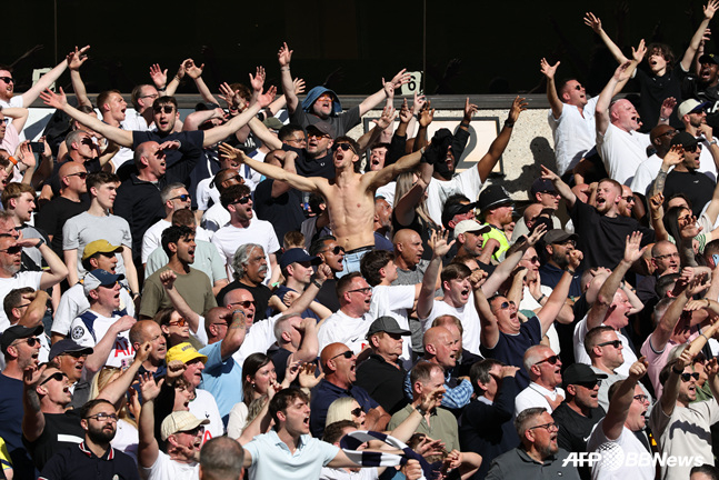 Tottenham fans celebrate as Joao Palhinha scores the winning goal. /AFPBBNews=NEWS1