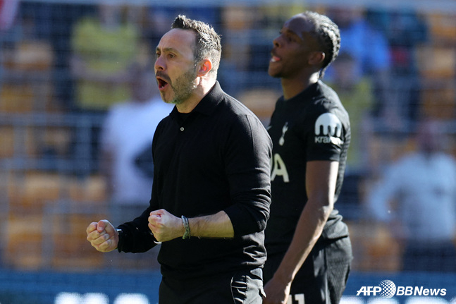 Tottenham manager Roberto De Zerbi roaring (left). /AFPBBNews=NEWS1