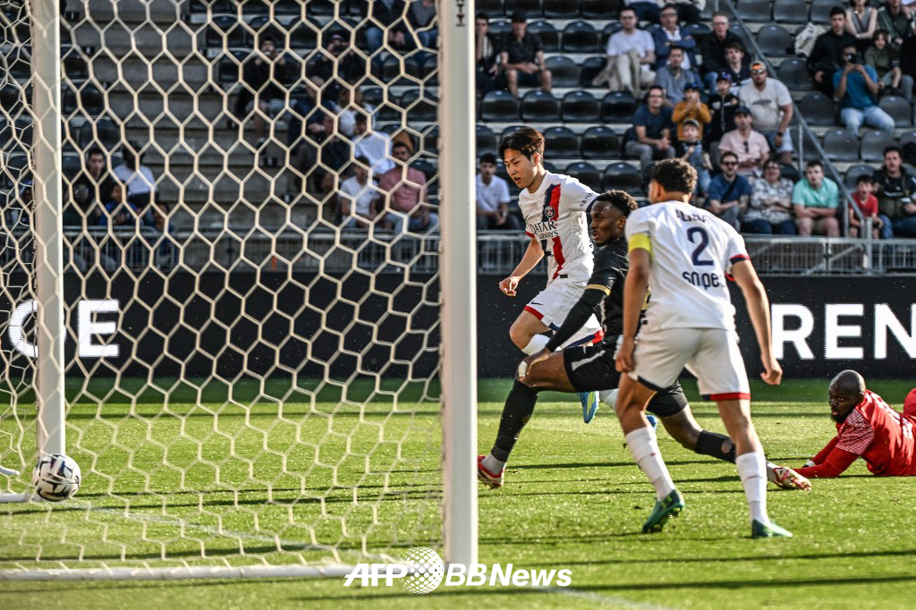 Paris Saint-Germain (PSG) Lee Kang-in scores the opening goal during the 2025-2026 French Ligue 1 Round 31 away match against Angers at Stade Raymond Kopa in Angers, France, on the 26th (Korean time). /AFPBBNews=NEWS1