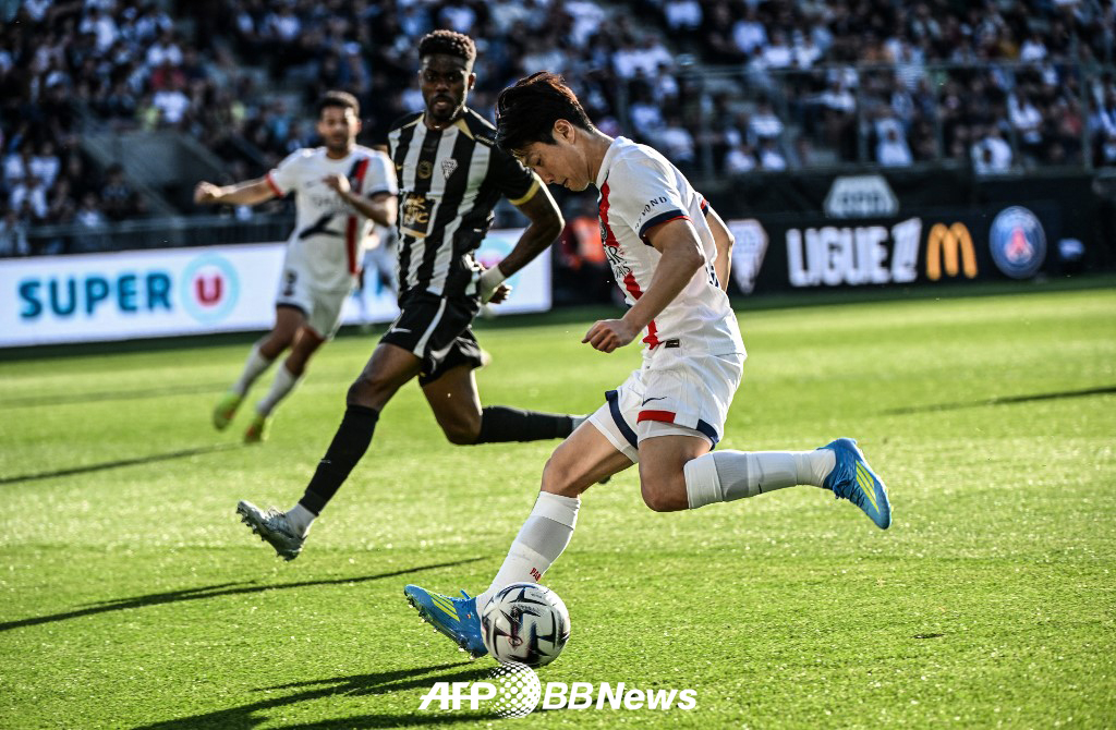 Paris Saint-Germain (PSG) Lee Kang-in dribbles past defenders during the 2025-2026 French Ligue 1 Round 31 away match against Angers at Stade Raymond Kopa in Angers, France, on the 26th (Korean time). /AFPBBNews=NEWS1