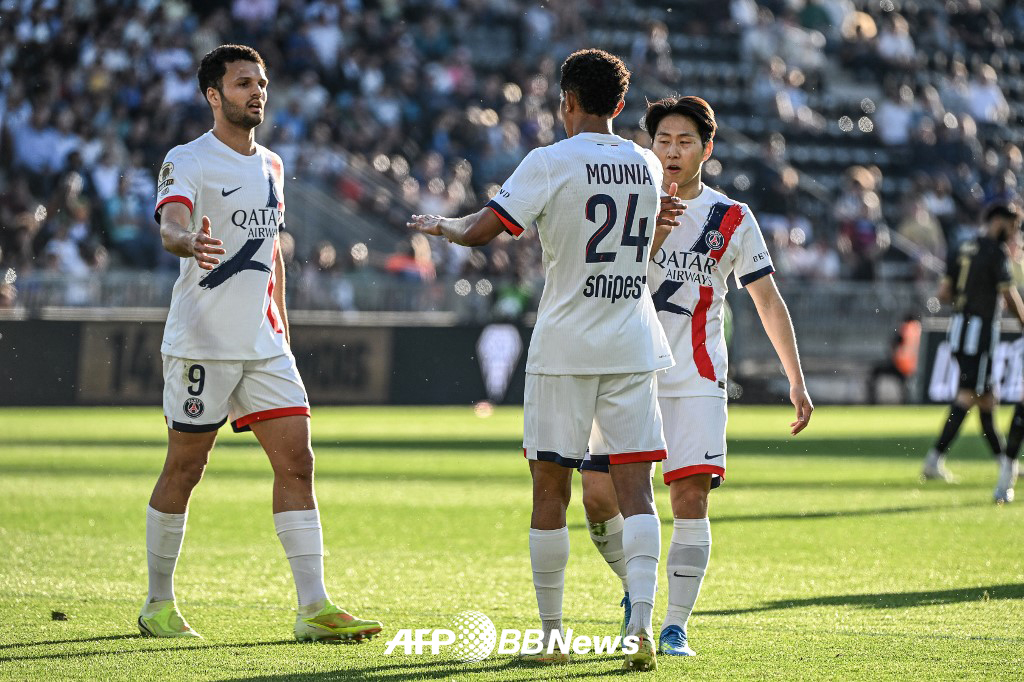 Paris Saint-Germain (PSG) Lee Kang-in celebrates Seny Mavura's goal during the 2025-2026 French Ligue 1 Round 31 away match against Angers at Stade Raymond Kopa in Angers, France, on the 26th (Korean time). /AFPBBNews=NEWS1