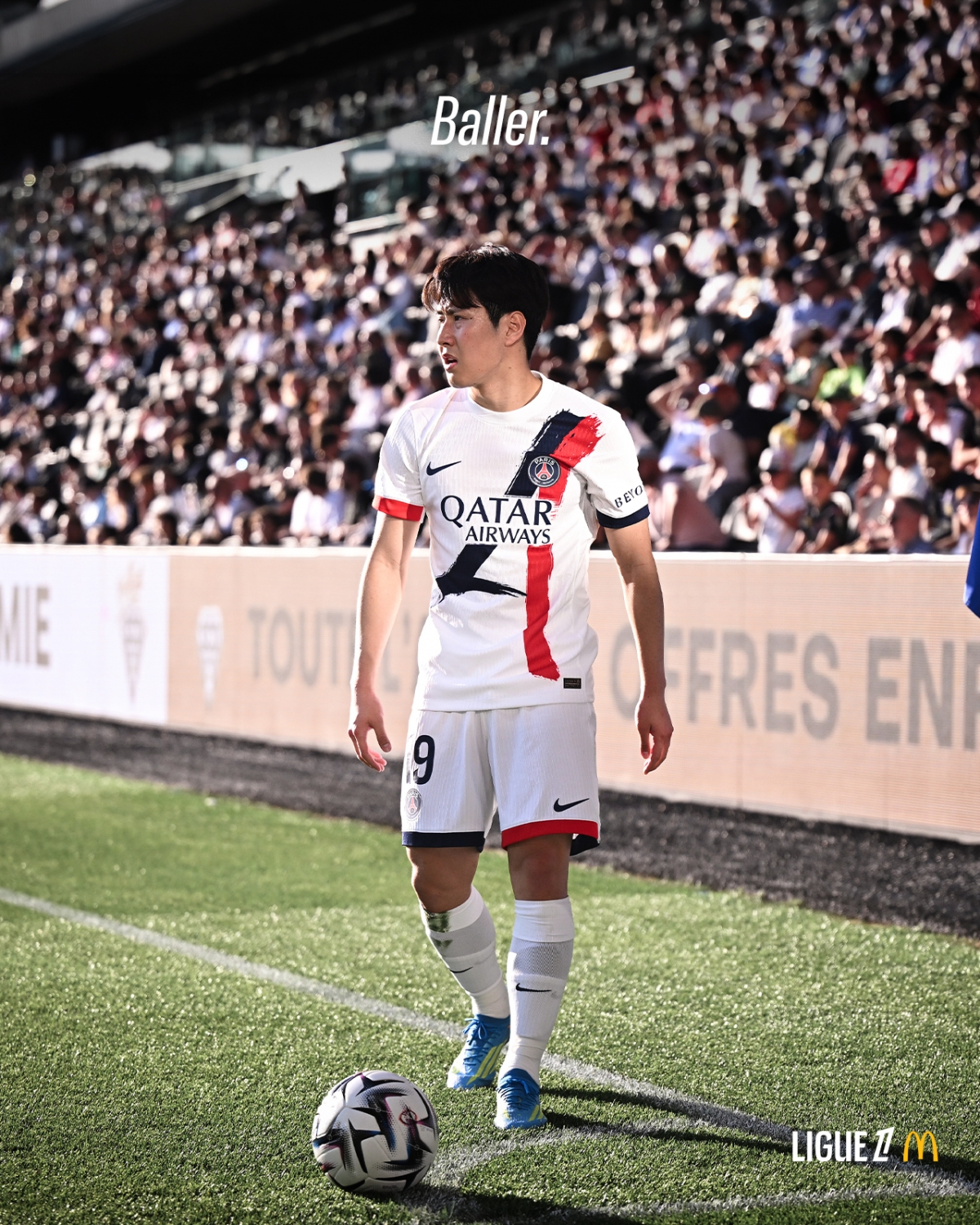 Paris Saint-Germain (PSG) Lee Kang-in prepares for a corner kick. /Photo=Ligue 1 SNS capture