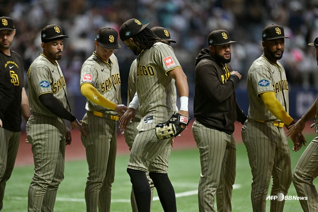 图为，26日比赛结束后高兴的圣迭戈选手团。 =法新社BBNews=新闻1。