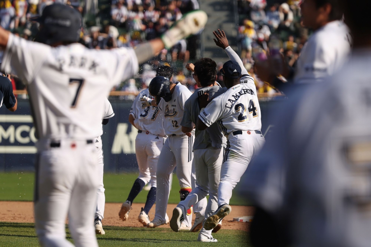 26日、蚕室（チャムシル）LG-斗山（トゥサン）戦。 サヨナラ勝利後、喜ぶ斗山選手団の姿。 /写真=斗山ベアーズ提供