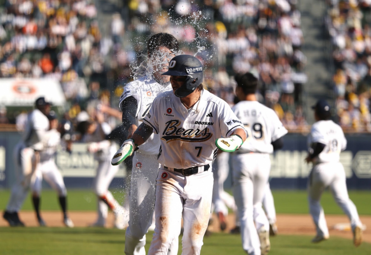 26日、蚕室（チャムシル）LG-斗山（トゥサン）戦。 サヨナラ勝利後、喜ぶ斗山選手団の姿。 /写真=斗山ベアーズ提供