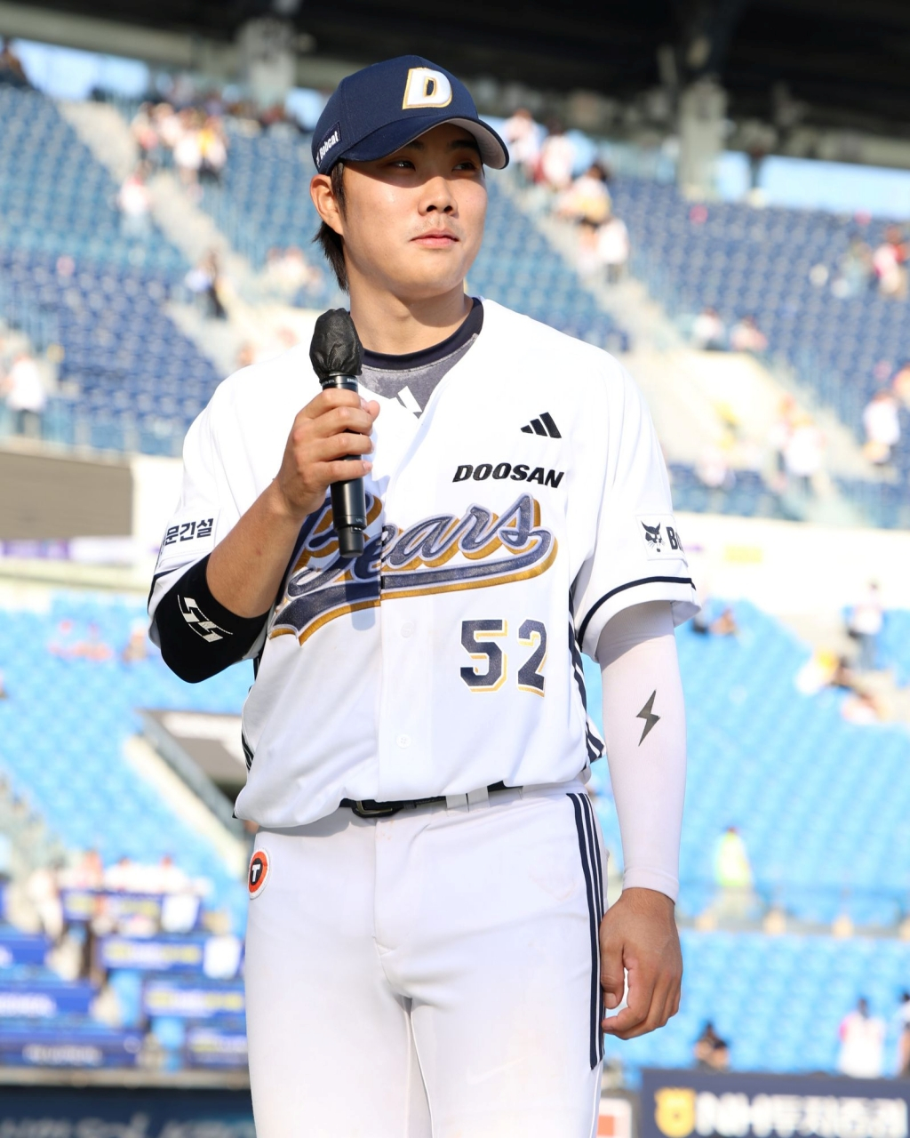 Park Jun-soon (giữa 52 lần) đang tham gia phỏng vấn sau khi đánh một cú đánh kết thúc ở cuối hiệp thứ 10 trong trận đấu với LG Twins tại Jamsil vào ngày 26. /Ảnh = Doosan Bears cung cấp