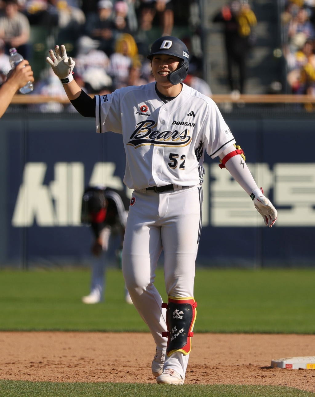 Park Jun-soon (giữa 52 lần) đang vui mừng sau khi có một cú đánh kết thúc ở cuối hiệp thứ 10 trong trận đấu với LG Twins tại Jamsil vào ngày 26. /Ảnh = Doosan Bears cung cấp