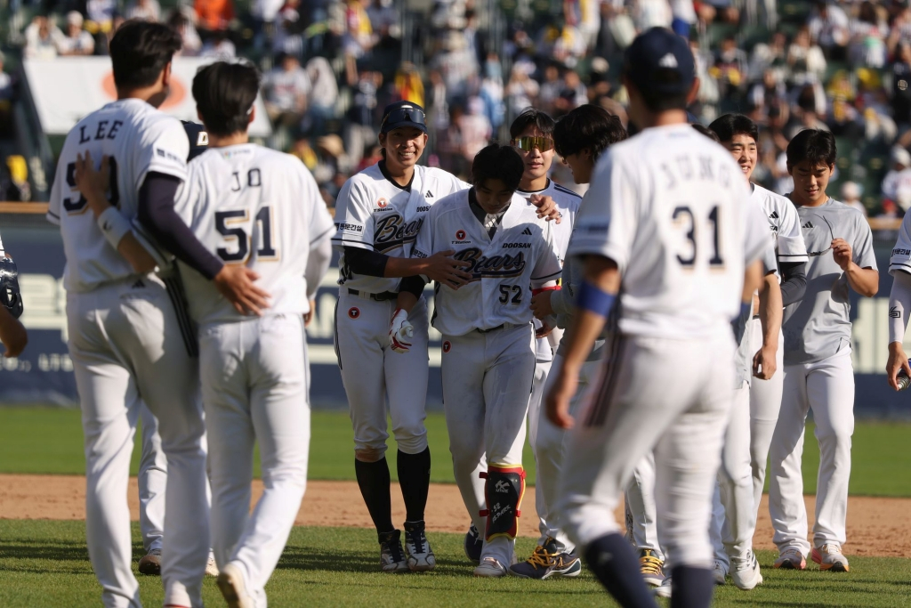 Park Jun-soon (giữa 52 lần) đang nhận được lời chúc mừng từ các đồng nghiệp sau khi đánh một cú đánh kết thúc ở cuối hiệp thứ 10 trong trận đấu với LG Twins tại Jamsil vào ngày 26. /Ảnh = Doosan Bears cung cấp