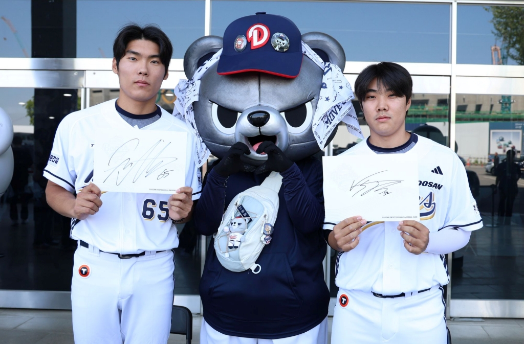 Yoon Tae-ho (trái) và Park Joon-soon. /Ảnh = Doosan Bears cung cấp