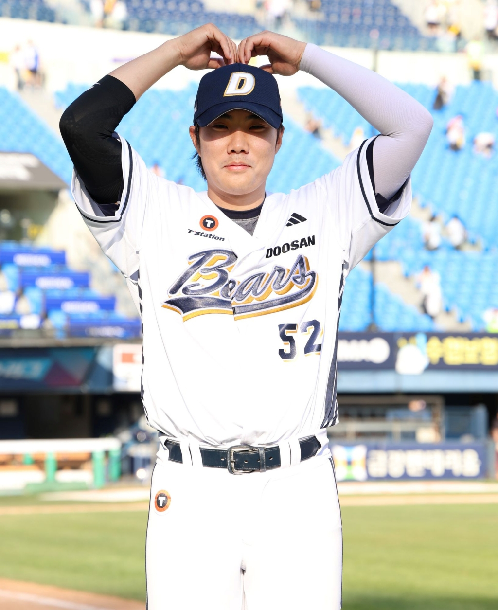 Park Jun-soon (giữa 52 lần) đang tạo dáng trên bục sau khi đánh một cú đánh kết thúc ở cuối hiệp thứ 10 trong trận đấu với LG Twins tại Jamsil vào ngày 26. /Ảnh = Doosan Bears cung cấp