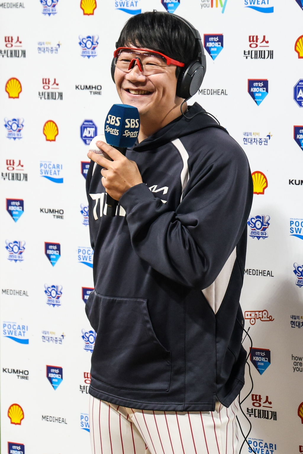 25日，KIA老虎队投手梁현种在与光州乐天队的比赛结束后接受采访时露出了灿烂的笑容。 =图为，起亚老虎队。