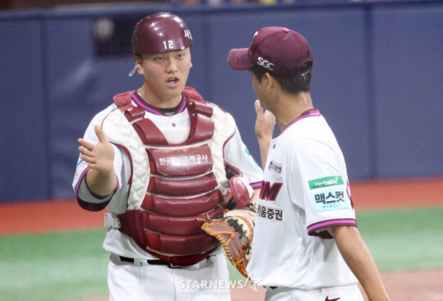 Park Joon-hyun (phải) đang đập tay với người bắt bóng Kim Gun-hee. /Ảnh = Người chờ đợi Kim Jin Kyung