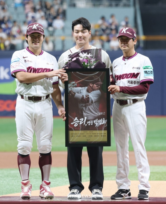 試合を控えて記念撮影をする主将のイム·ジヨル（左）とパク·ビョンホ、ソル·ジョンジン監督。 /写真=キム·ジンギョン待機者