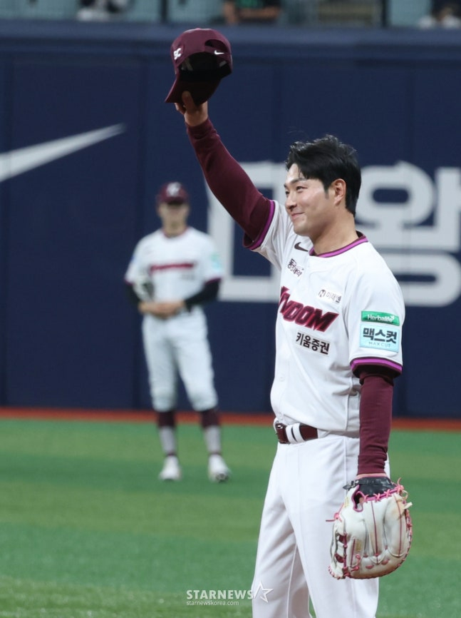 交代直前に挨拶する朴炳鎬。 /写真=キム·ジンギョン待機者