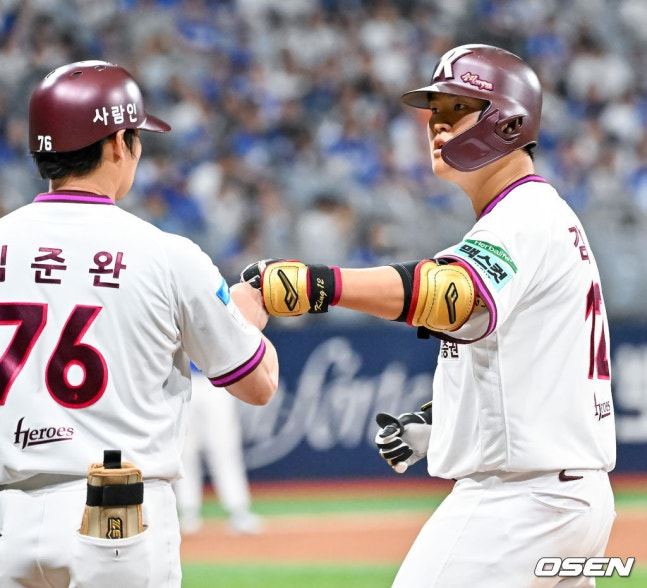 Ким Гон Хи (справа) нанес своевременный удар в 8-м иннинге.