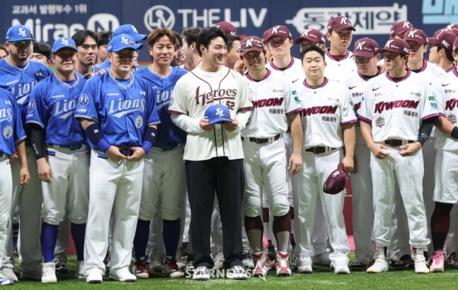 'Park Byung-ho (center) poses for a commemorative photo with Samsung and Kiwoom players. /Photo=Chief correspondent Kim Jin-kyung