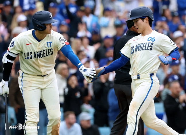 26日のカブス戦で得点直後、大谷翔平（左）とハイタッチをしている金へウン。 /AFPBBNews=ニュース1