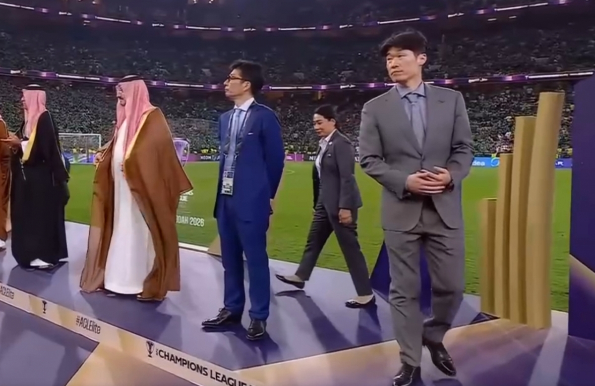 Vào ngày 26, tại sân vận động King Abdullah Sports City Hall ở Jeddah, Ả Rập Xê Út, Al Ahli và Park Ji Sung (phải) đã tham dự lễ trao giải Chung kết Champions League 2025-2026 của Liên đoàn bóng đá châu Á (AFC) ở Machida Zelvia. /Ảnh = Chụp màn hình trực tiếp