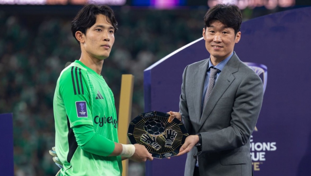 Vào ngày 26, tại sân vận động King Abdullah Sports City Hall ở Jeddah, Ả Rập Xê Út, Al Ahli và Park Ji Sung (bên phải), người đã trao cúp cho thủ môn người Machida Zelvia Dani Gosei trong trận chung kết Champions League. /Ảnh = Cap màn hình trang chủ AFC