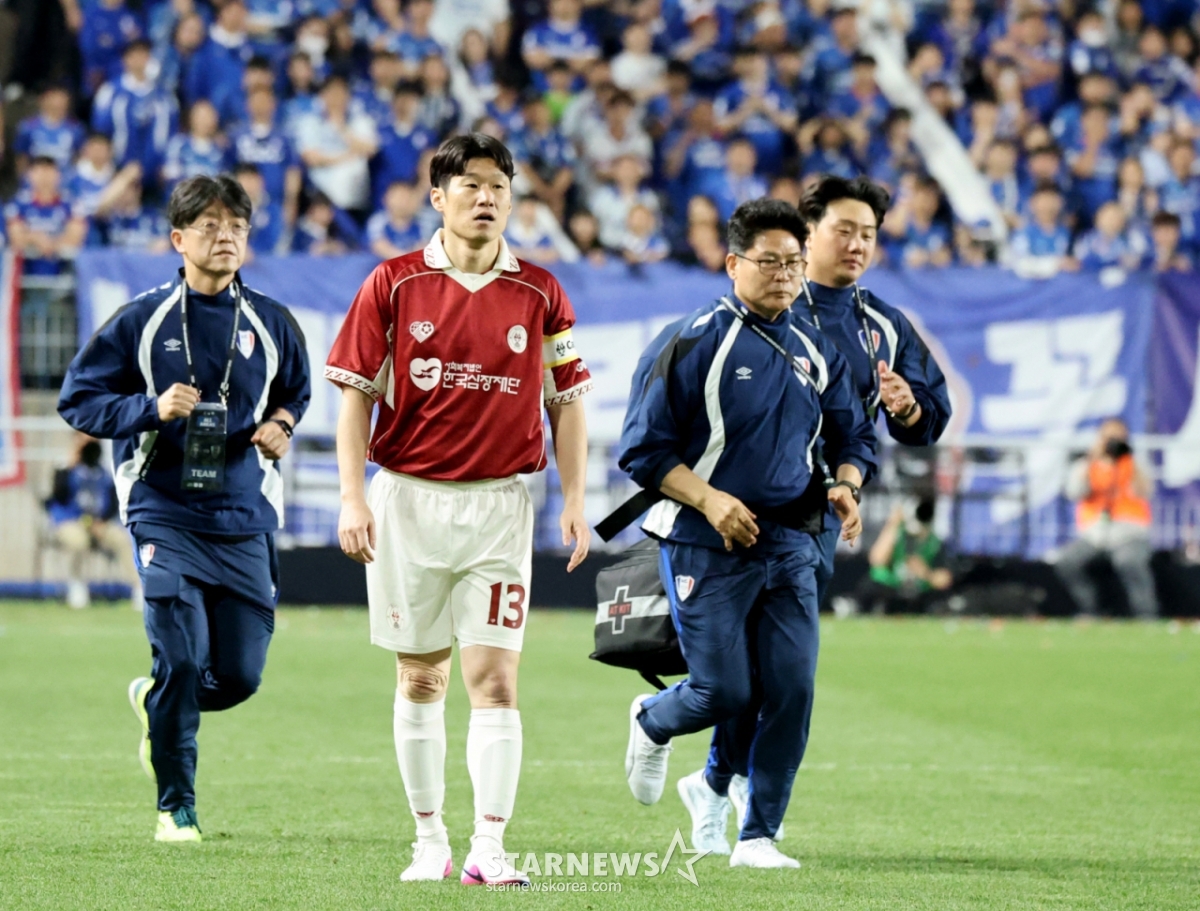 Park Ji Sung của OGFC đang tạo cơ hội với cú đá bên cạnh ngay khi anh được thay thế bởi OGFC và Suwon Samsung trong hiệp hai trận đấu huyền thoại được tổ chức tại sân vận động World Cup Suwon vào ngày 19. /Ảnh = Phóng viên cao cấp Kang Young Jo