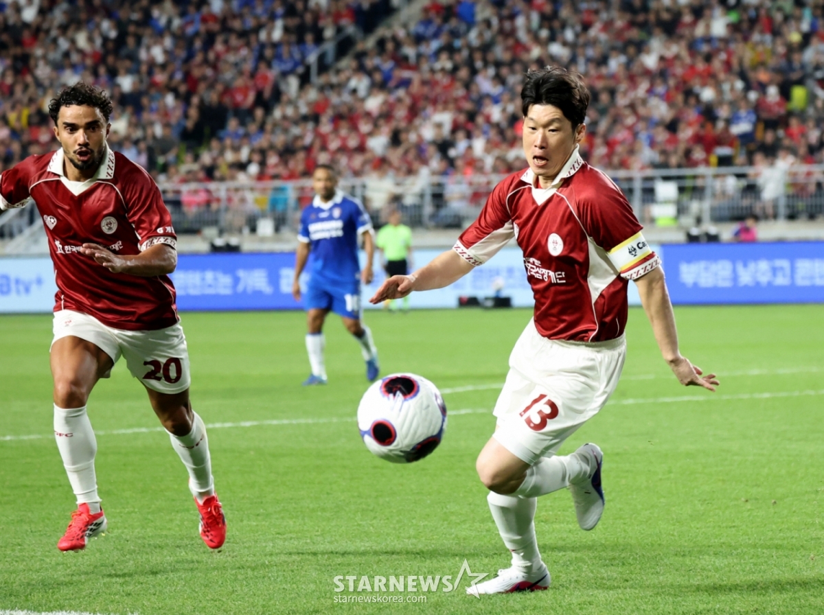 Park Ji Sung của OGFC đang tạo cơ hội với cú đá bên cạnh ngay khi anh được thay thế bởi OGFC và Suwon Samsung trong hiệp hai trận đấu huyền thoại được tổ chức tại sân vận động World Cup Suwon vào ngày 19. /Ảnh = Phóng viên cao cấp Kang Young Jo