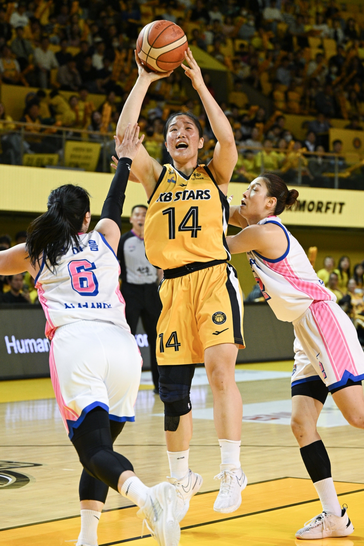 Song Yun-ha (center) is attempting a shot near the basket. /Photo=WKBL